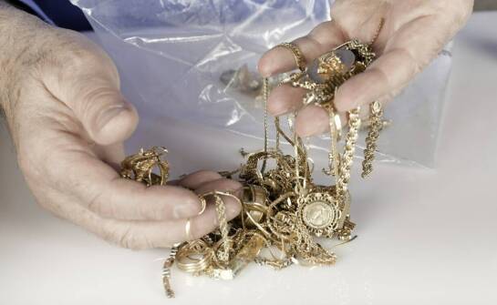 Różnice między próbami złota w Anglii a w Polsce – co oznaczają dla konsumenta?