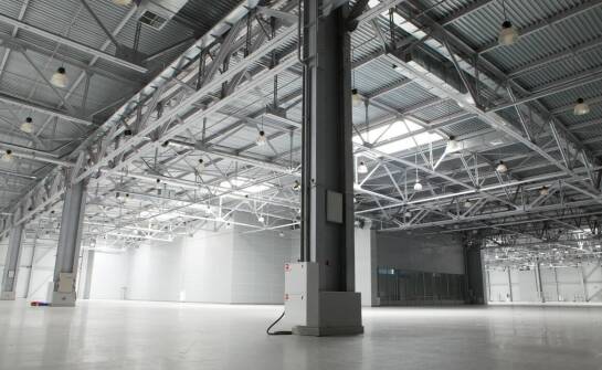 Dlaczego stalowe konstrukcje są idealnym wyborem na magazynowe hale?