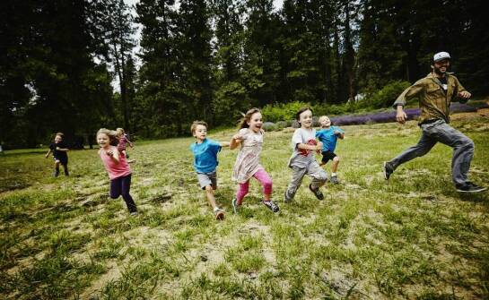 Obozy sportowe: Jakie korzyści przynoszą dzieciom w różnym wieku?