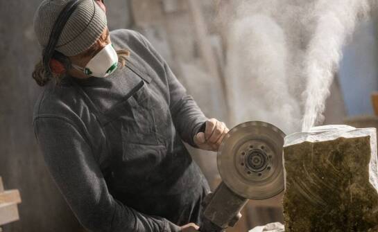 Kamieniarz o zaletach naturalnego kamienia w współczesnym budownictwie