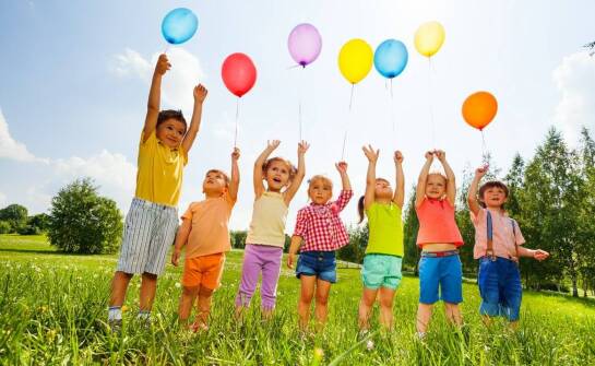 Dyplomy ukończenia przedszkola z kreatywnymi ilustracjami – jak wybrać odpowiednie?