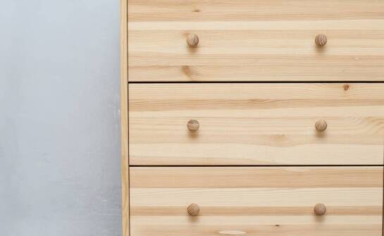 W jakich aranżacjach sprawdza się wysoka komoda z szufladami?