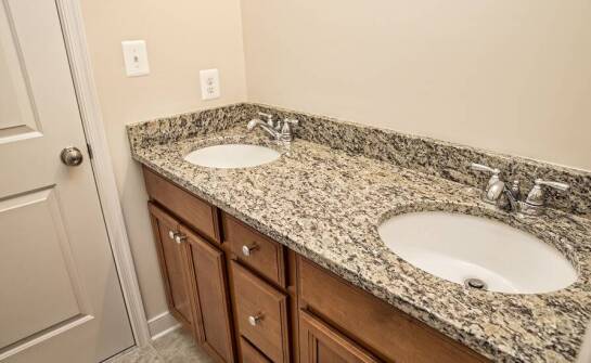 Granitowe blaty do łazienki – dlaczego są odporne na zarysowania?