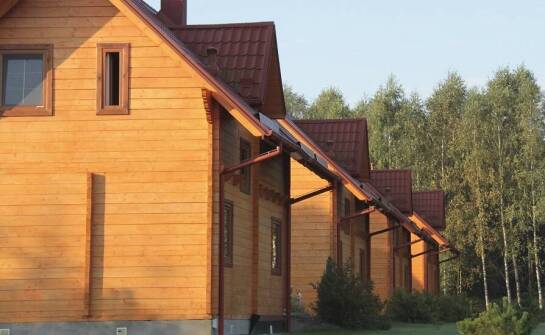 Dlaczego warto wybrać drewniany dom jako całoroczny?