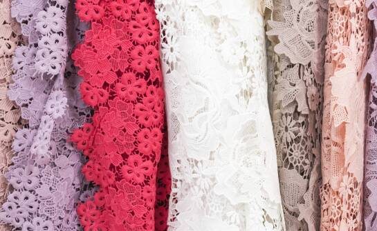 Jakie materiały są najczęściej używane w produkcji obrusów z gipiury?