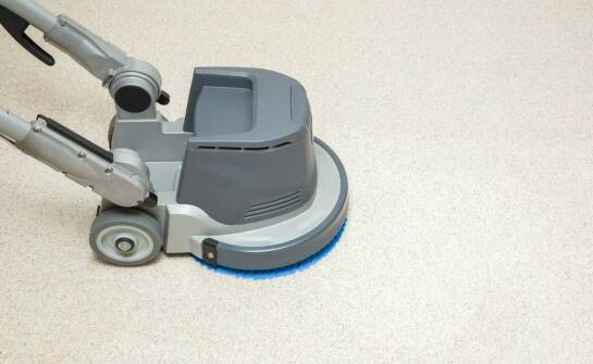 Zastosowanie szorowarek z odsysaniem w obiektach sportowych – kluczowe korzyści