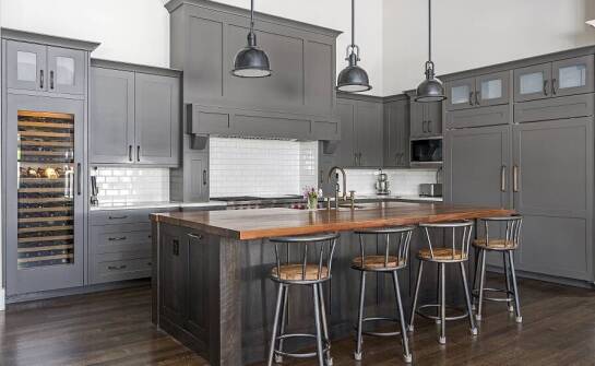 Jak personalizować wyposażenie w kuchniach na wymiarze?