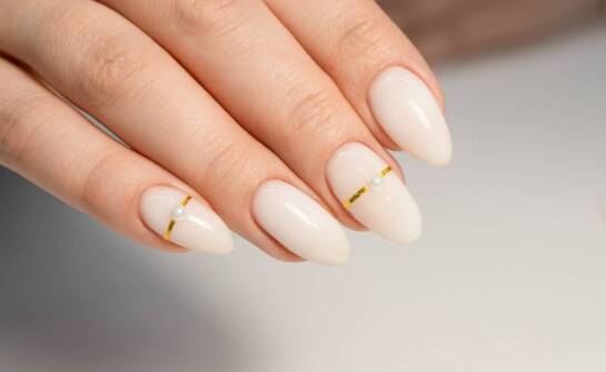 Jak uzyskać efekt flash w hybrydowym manicure?