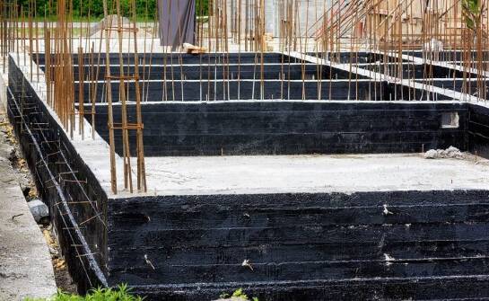 Wpływ izolacji fundamentów na stabilność konstrukcji budynku