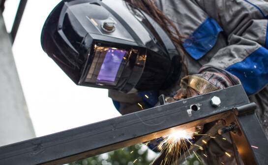 Jakie umiejętności powinien posiadać spawacz czarnej stali?