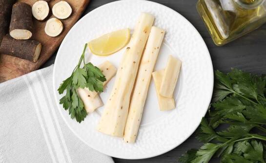 Jakie są najczęstsze zastosowania obranej pietruszki w branży cateringowej?