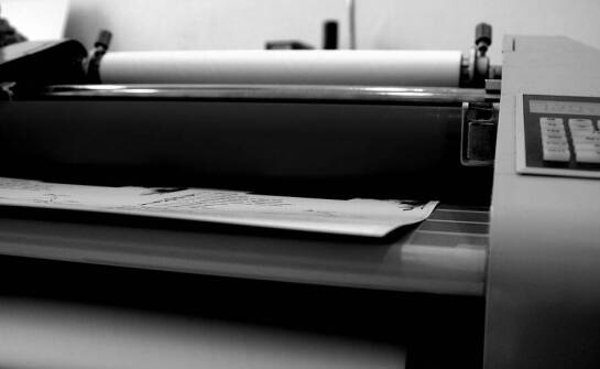 Jak kaszerownica może obniżyć koszty produkcji w drukarni?