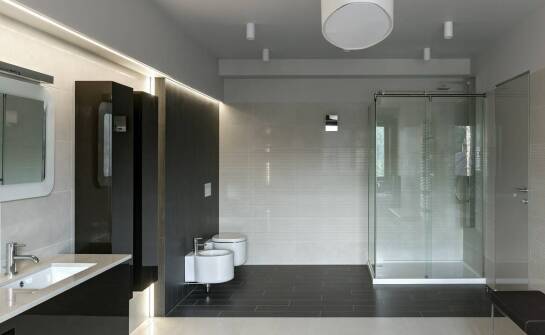 Jakie korzyści niesie zastosowanie czarnej WC szczotki w łazience?