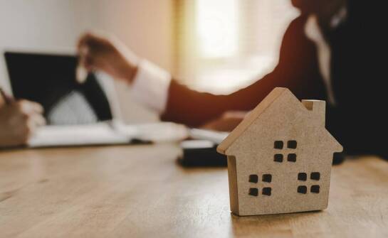 Jakie są wyzwania i korzyści związane z administrowaniem mieszkalnymi nieruchomościami?