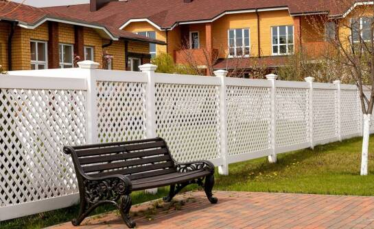 Różnorodność wzorów i kolorów plastikowych ogrodzeń dostępnych na rynku