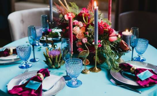 Zastosowanie bukietów z hortensji w dekoracjach w salach weselnych