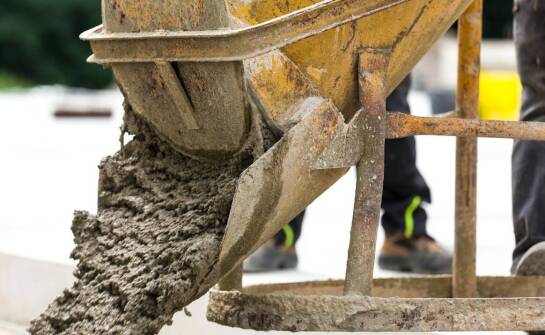 Wpływ superplastyfikatora w betonie na koszty i efektywność budowy