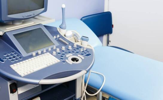 Wielofunkcyjne wózki medyczne a nowoczesne technologie – co warto wiedzieć?