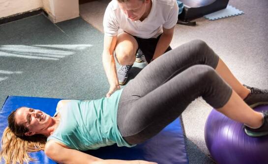 Skuteczne metody rehabilitacji dla bólów kręgosłupa: co warto wiedzieć?