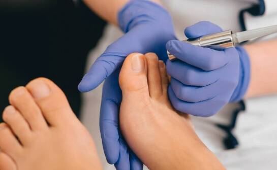 Jak zapobiegać powstawaniu odcisków dzięki wizytom u specjalisty?