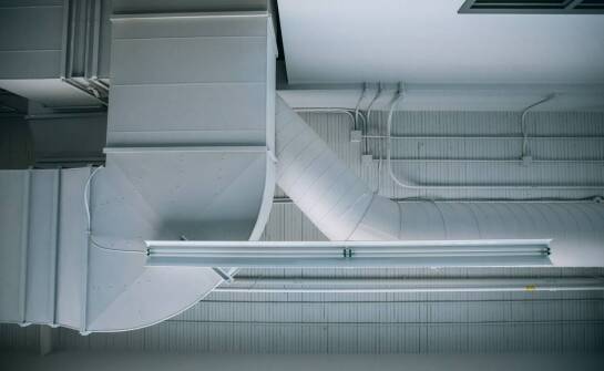 Jak wentylacyjne systemy zapobiegają rozwojowi pleśni i wilgoci?