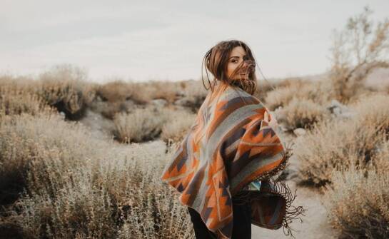 Sweter z kapturem poncho – jak wprowadzić go do codziennej garderoby?