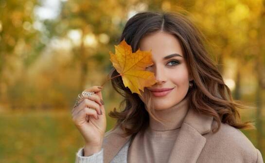 Skóra twarzy a zmiany pór roku: jak zadbać o nią przy pomocy specjalistów?