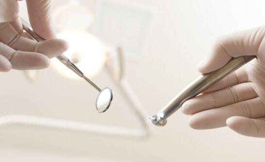 Czy na stomatologicznym pogotowiu wykonywane są inwazyjne zabiegi?