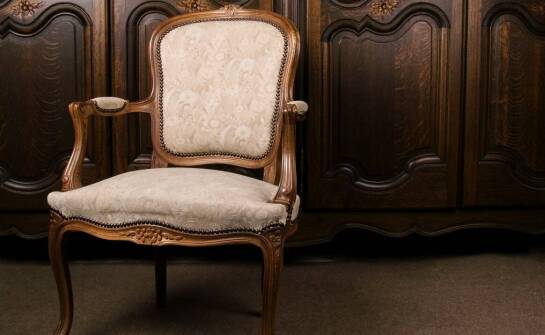 Dlaczego warto korzystać z usług lokalnego skupu antycznych mebli?