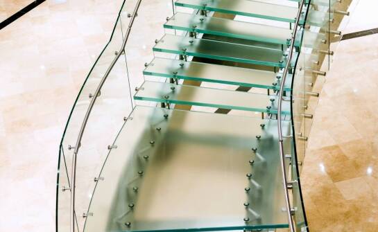 Nowoczesne szklane schody jako centralny punkt wnętrza