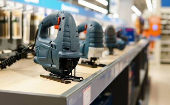 Jakie tanie używane elektronarzędzia są niezbędne w każdym warsztacie?