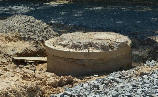 Wykorzystanie betonu w produkcji wytrzymałych szamb – co warto wiedzieć?