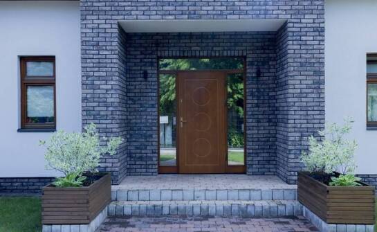 Drewnopodobne drzwi zewnętrzne - estetyka i funkcjonalność od producenta z Polski