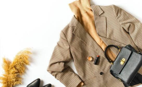 Jakie dodatki najlepiej podkreślą urok futrzanej torebki?