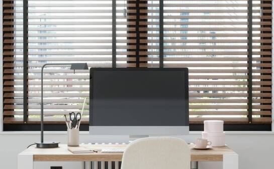 Przesuwne żaluzje fasadowe – wpływ na design wnętrz