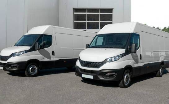 Wynajem busa z kierowcą do przewozu pracowników – co warto uwzględnić