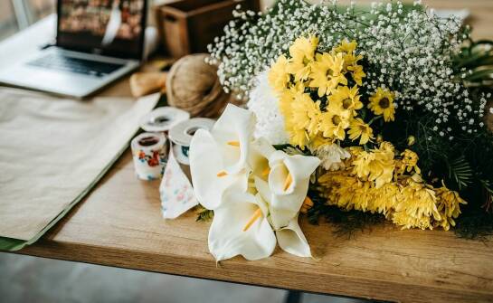 Zastosowanie sztucznych bukietów w projektach DIY dla wnętrz kreatorów