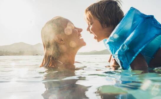 Wybór idealnego dziecięcego poncha do codziennego użytkowania nad wodą