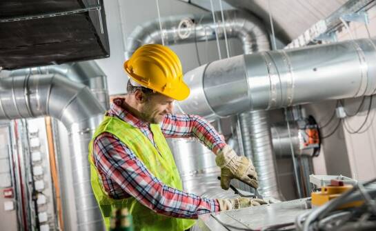 Jak przebiega proces montażu klimatyzacji w produkcyjnych zakładach?