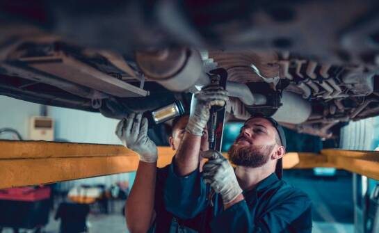Rola zaawansowanego sprzętu w procesie serwisowania i naprawy aut