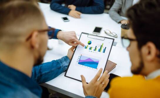 Jakie narzędzia oferuje aplikacja do śledzenia postępów w nauce?