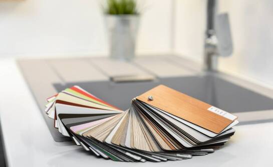 Wybór formatek do drzwi na wymiar – na co zwrócić uwagę?