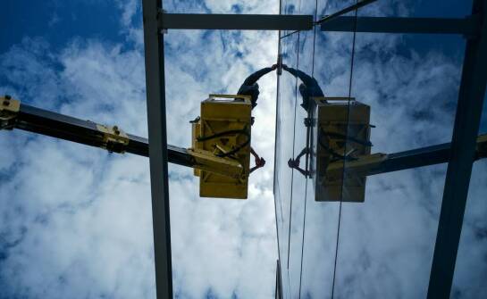 Mycie okien w trudno dostępnych miejscach – jak to robią profesjonaliści?