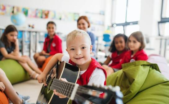 Jak warsztaty muzyczne na Pradze Północ wspierają rozwój kreatywności u uczestników?