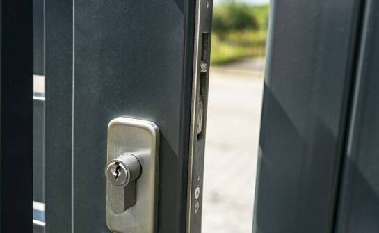 Drzwi wejściowe z inteligentnym zamkiem – nowoczesne rozwiązania