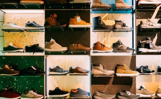 Kluczowe zalety tekturowych ekspozytorów POS w sklepach wielkopowierzchniowych