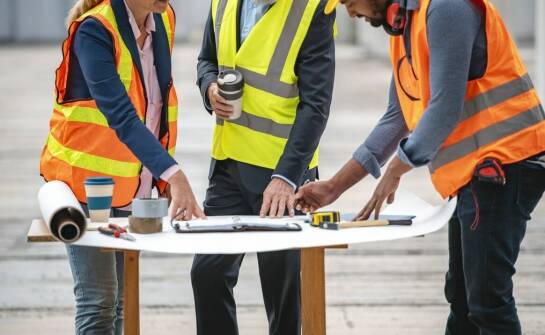 W jaki sposób budowlana firma optymalizuje proces budowy, aby oszczędzić czas i koszty?