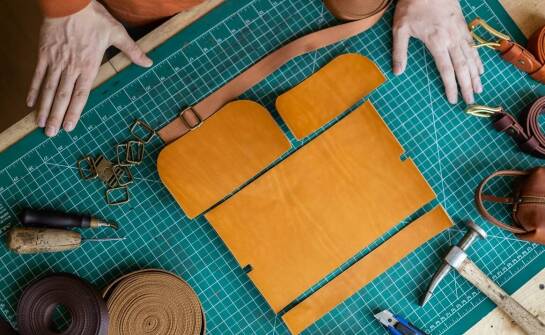 Proces tworzenia breloczków z motywem koniczynki – od projektu do realizacji.