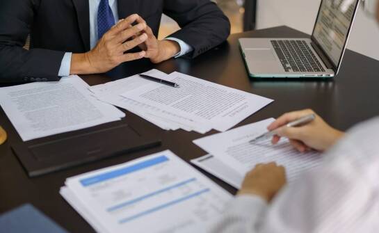 Jak kancelaria emocjonalnie wspiera klientów podczas trudnych decyzji finansowych?