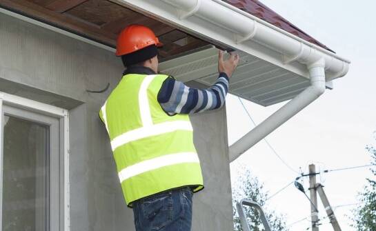 Jak montaż dachowej podbitki wpływa na wentylację przestrzeni dachowej?